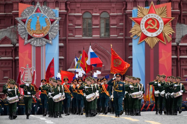 Příměří podle Ruska trvá a viní Ukrajinu z jeho porušování, ta hlásí ruské údery