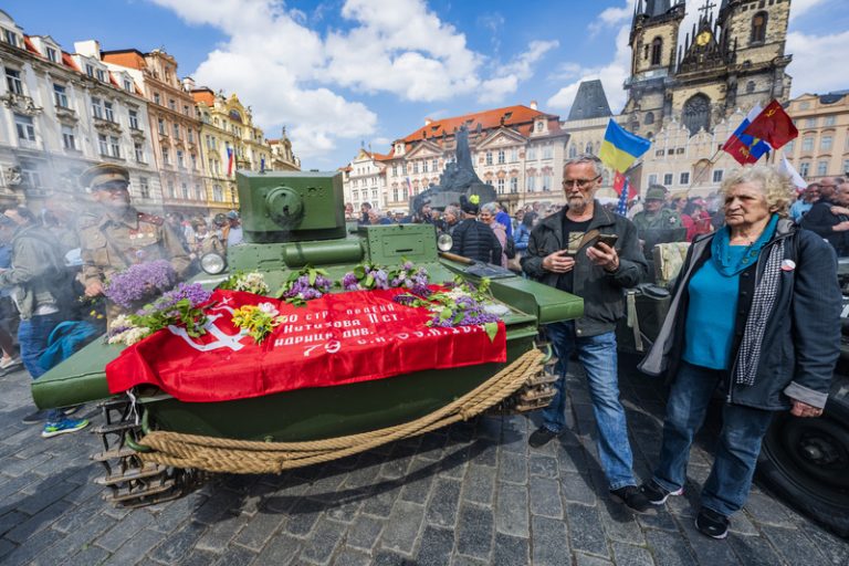 Na oslavu konce války dorazily do centra Prahy stovky lidí, včetně odpůrců Ruska