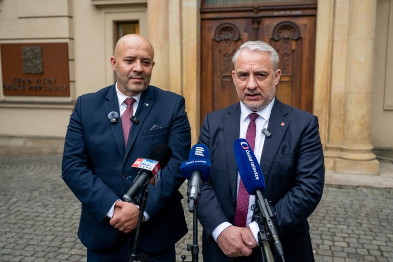 Tripartita se neshodla na stropu věku a penzích náročných profesí
