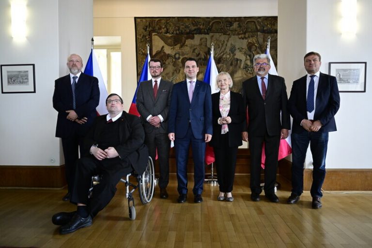 Mezi Macinkovými poradci jsou Weigl, Filipi či Forejt, povede je Šebesta