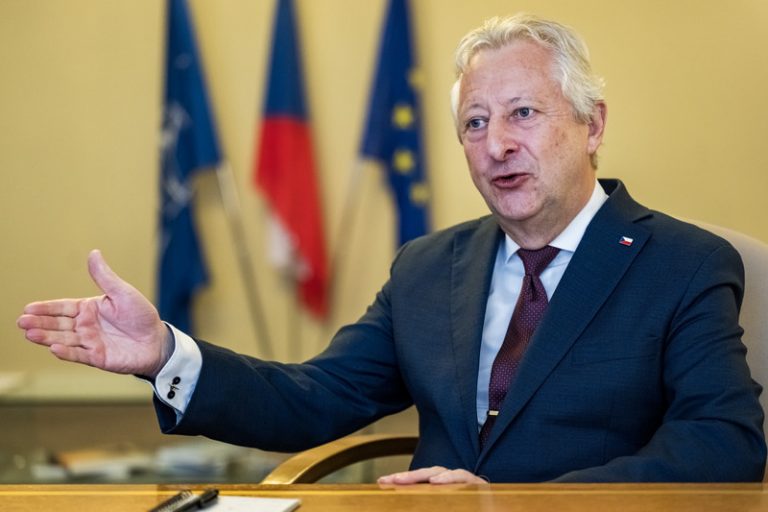 Obrana a bezpečnost občanů patří mezi priority vlády, řekl ministr Zůna