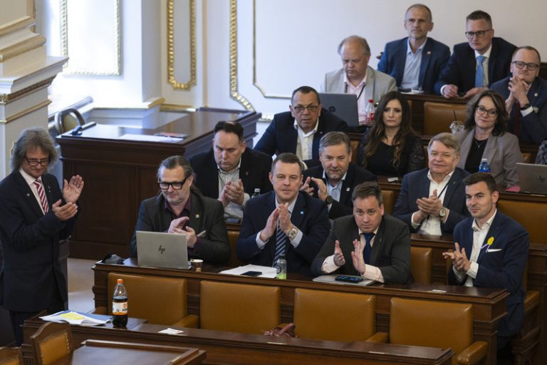 Sněmovna žádá zrušení sjezdu SdL, opozice i církev vyzvaly ke smíru
