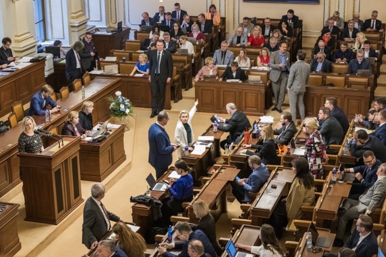 Opozice napadne novelu o veřejných rozpočtech u ÚS