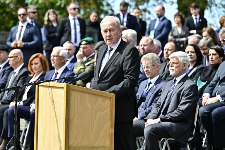Baxa na tryzně v Terezíně varoval před projevy autoritářství