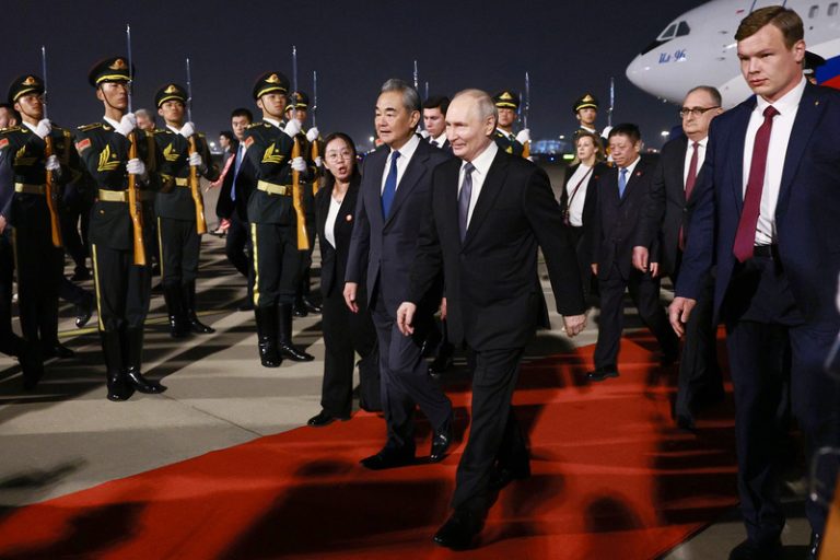 Putin zahájil dvoudenní návštěvu Číny, ve středu bude jednat s prezidentem Siem