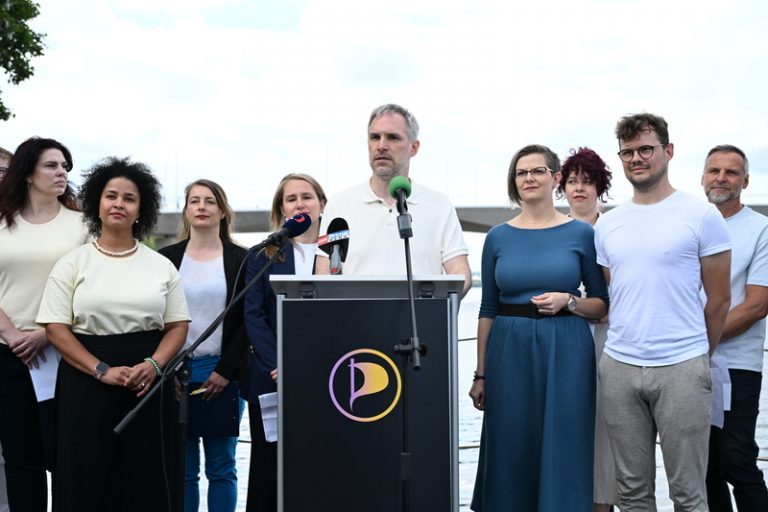 Piráti se v kampani pod heslem Ať to tu žije zaměří na bydlení a podporu rodin