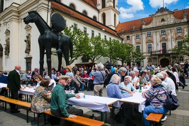 Sudetští Němci a Češi se v Brně sešli u společného stolu, dorazili i odpůrci