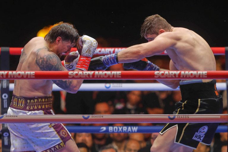 Usyk v duelu s kickboxerem Verhoevenem s obtížemi obhájil titul WBC