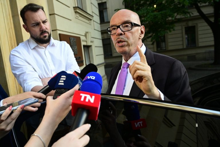 Vláda podle Klempíře projedná zákon o ČT a ČRo v polovině června