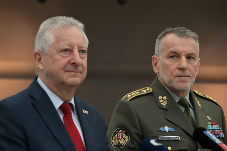 Výbor pro obranu schválil návrh na jmenování Hlaváče šéfem armády