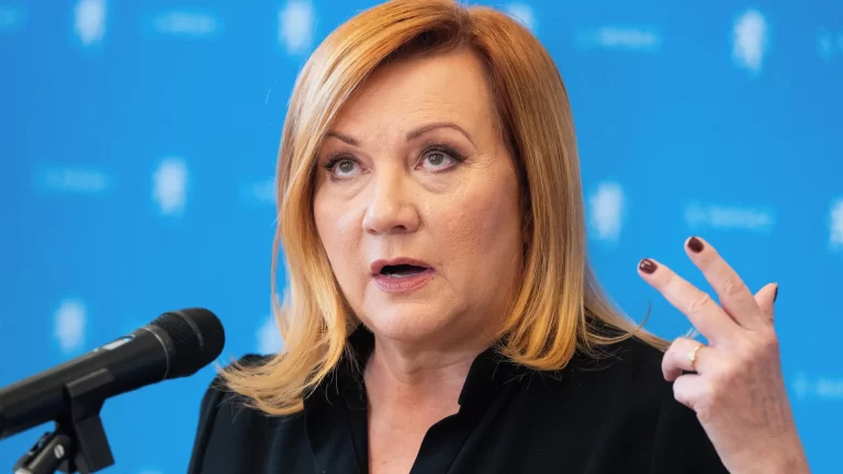 Jiné země jsou zadluženější, hájí Schillerová vyšší deficity. Opozice zuří