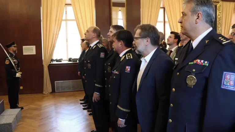 Bývalí generálové policie řeší zvláštní přestupek. Měli uniformy bez nášivky