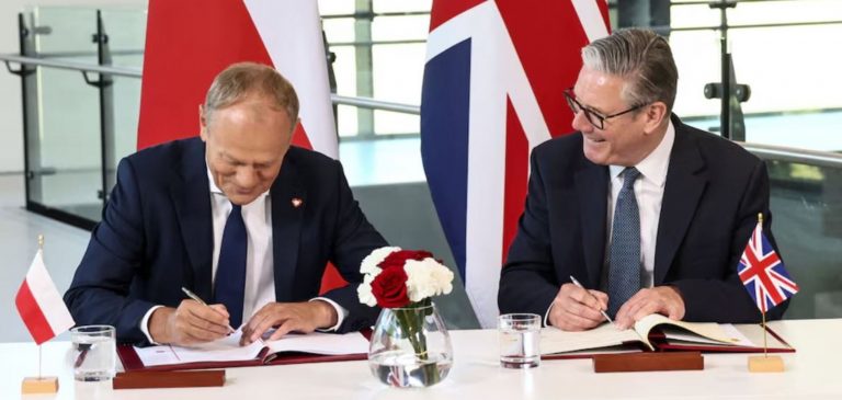 Velká Británie a Polsko podepisují obrannou smlouvu. Signál pro Moskvu je jasný