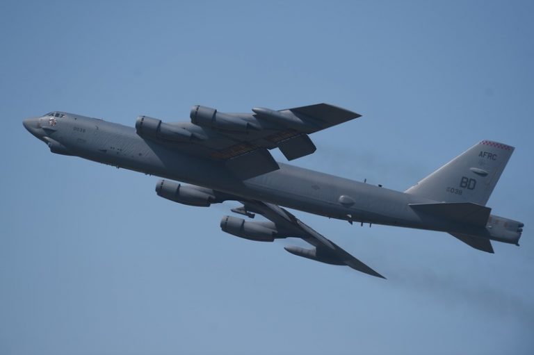 V Kalifornii se zřítil bombardér B-52, zahynulo všech osm členů posádky