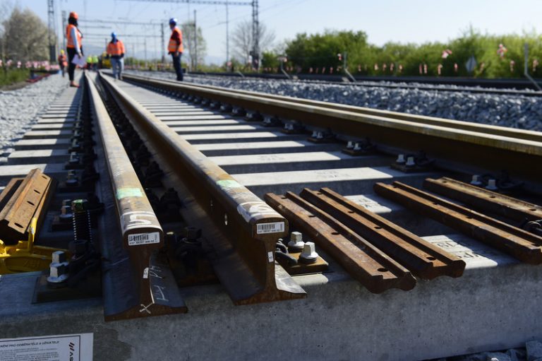 Letní cestování vlakem po Česku zkomplikují vedle staveb také opravy tratí