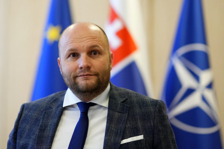 Slovensko podle exministra obrany prodalo za cenu šrotu funkční raketový systém
