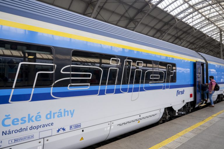 Vlak s 600 pasažéry zůstal v Německu stát bez klimatizace na trati