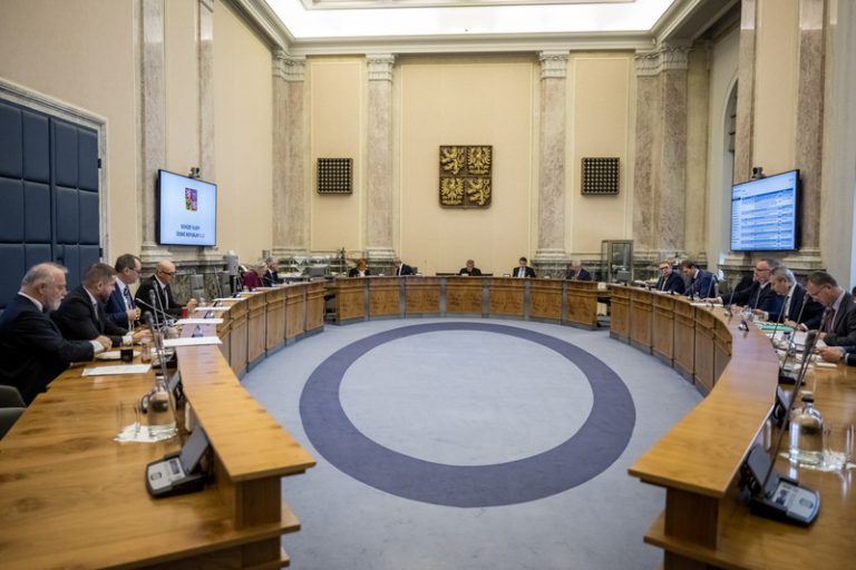 Zákaz dávání zakázek, dotací a pobídek firmám členů vlády možná čeká zmírnění