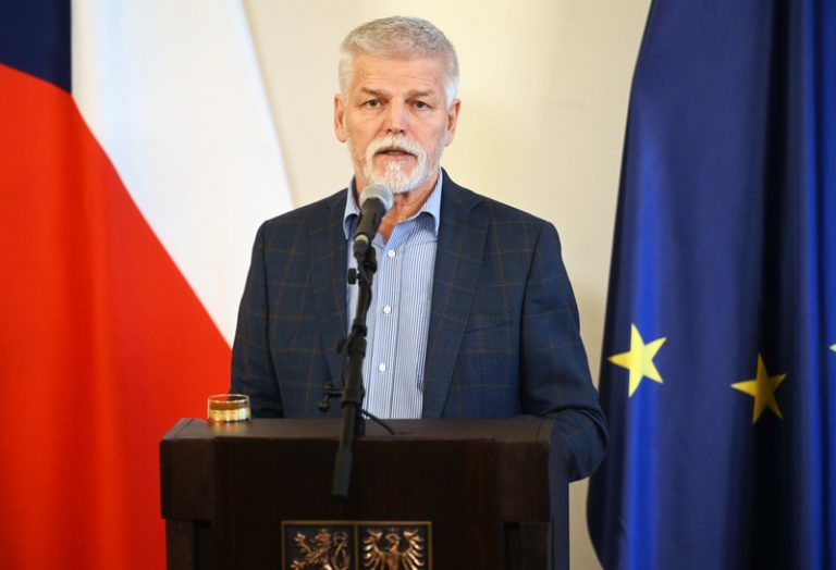 Pavel se kvůli summitu NATO obrátil na ÚS, Babiš rozhodnutí respektuje
