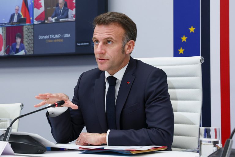 Macron: Francie zadržela tanker plující z Ruska, na který byly uvaleny sankce