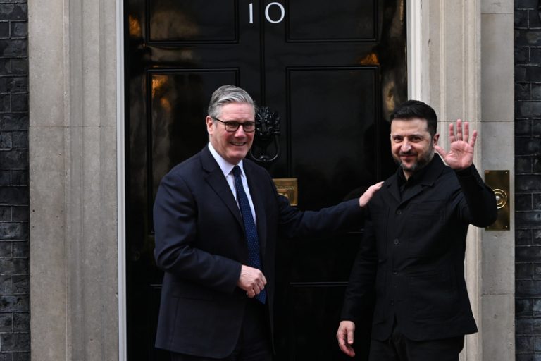 Zelenskyj přicestoval do Británie na jednání se Starmerem, Macronem a Merzem