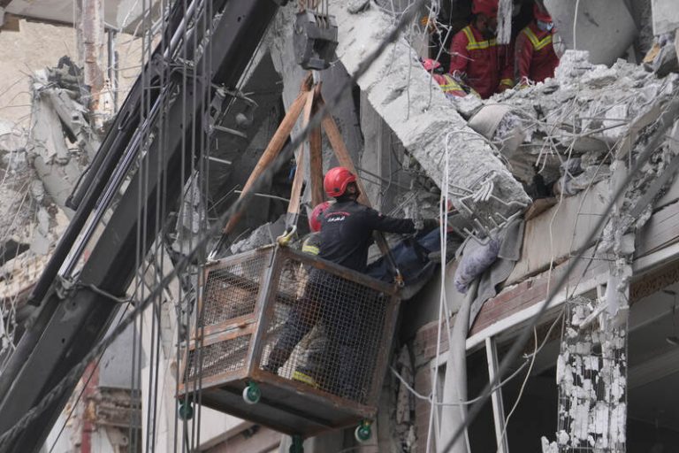 Izrael zasáhl v Íránu petrochemický komplex, Teherán vyslal rakety na Izrael