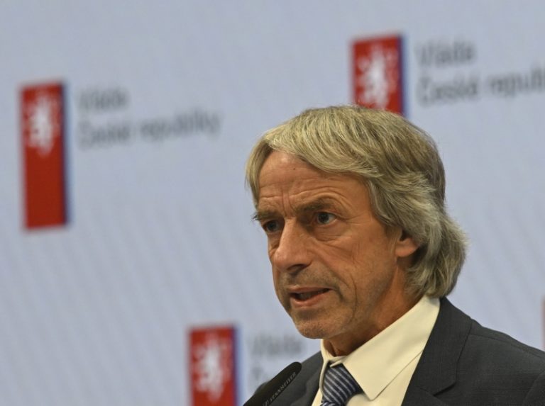 Bém: Politika závislostí je na rozcestí, hrozí návrat o léta zpět