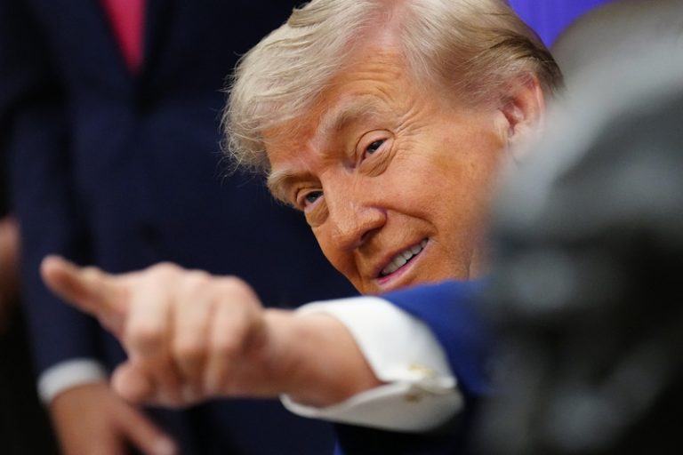 Zelenskyj a Putin si telefonovali s Trumpem, gratulovali mu k narozeninám
