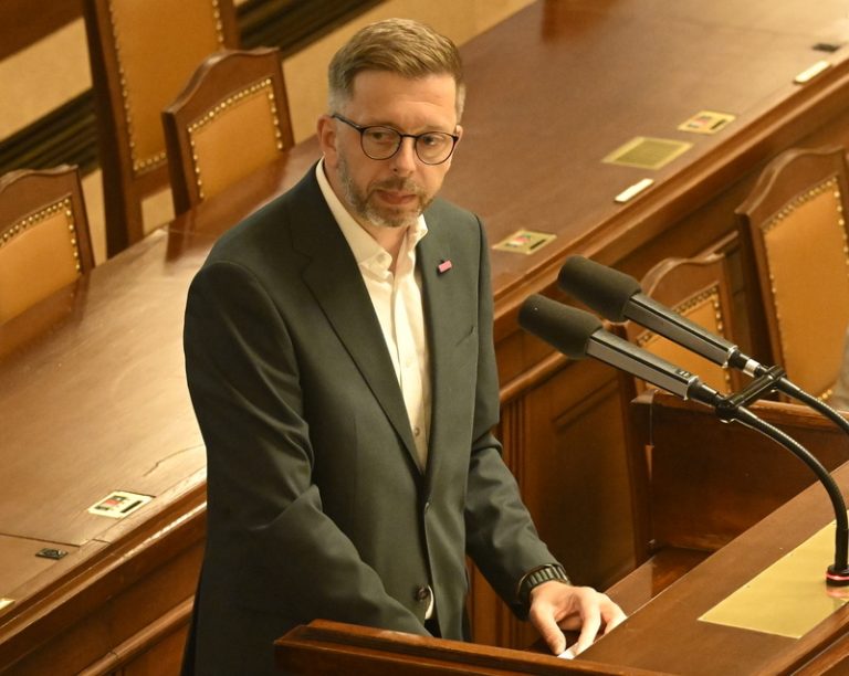 Rakušan na další schůzku k veřejnoprávním médiím pozval i zástupce Hradu