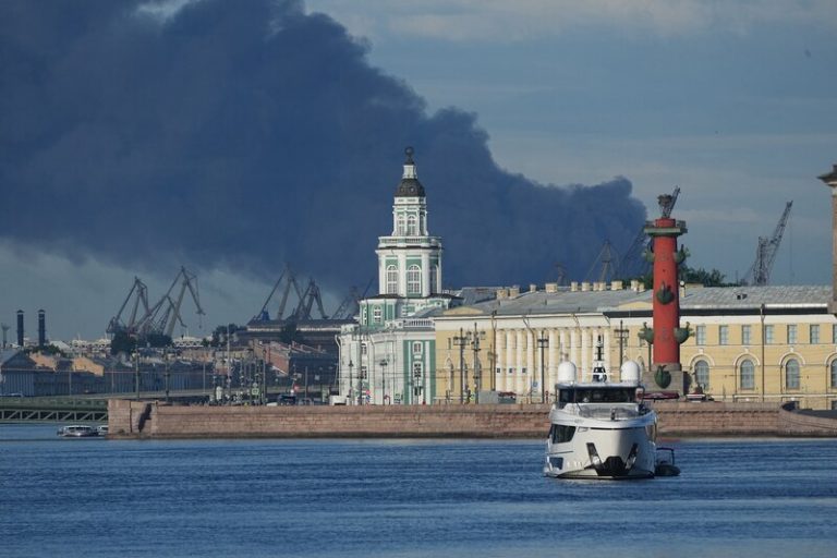 Ukrajina útočila drony na Petrohrad, kde na fóru promluví Putin
