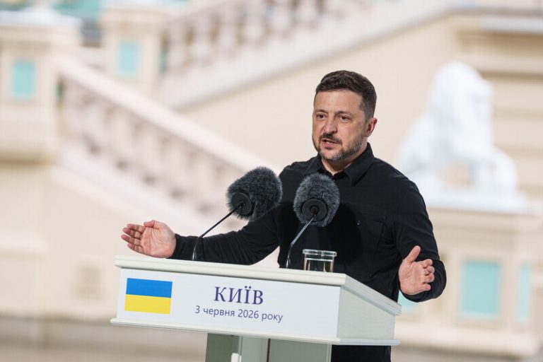 Zelenskyj vrátil Nawrockému řád, který mu odebral, Polákům poděkoval za podporu