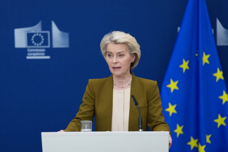 Šéfka EK oznámila převod prvních tří miliard eur Kyjevu z unijní půjčky