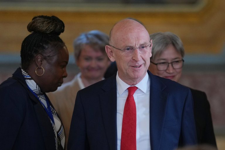 Britský ministr obrany Healey rezignoval kvůli sporu o peníze pro armádu