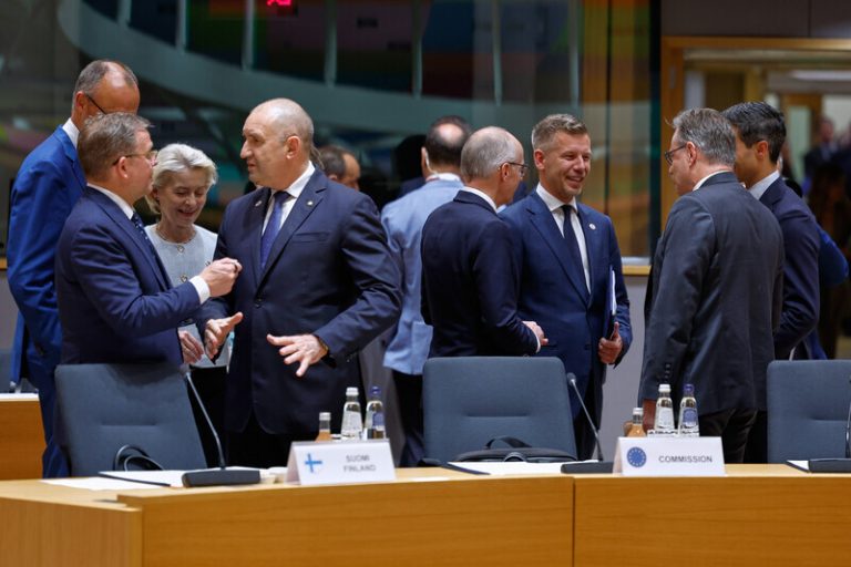 Unijní lídři prodloužili protiruské sankce o 12 měsíců