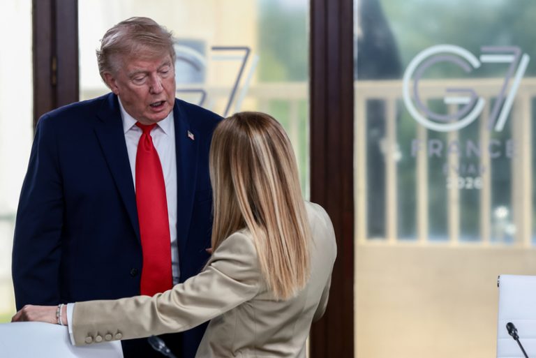 Trump trvá na tom, že Meloniová žádala o společnou fotku