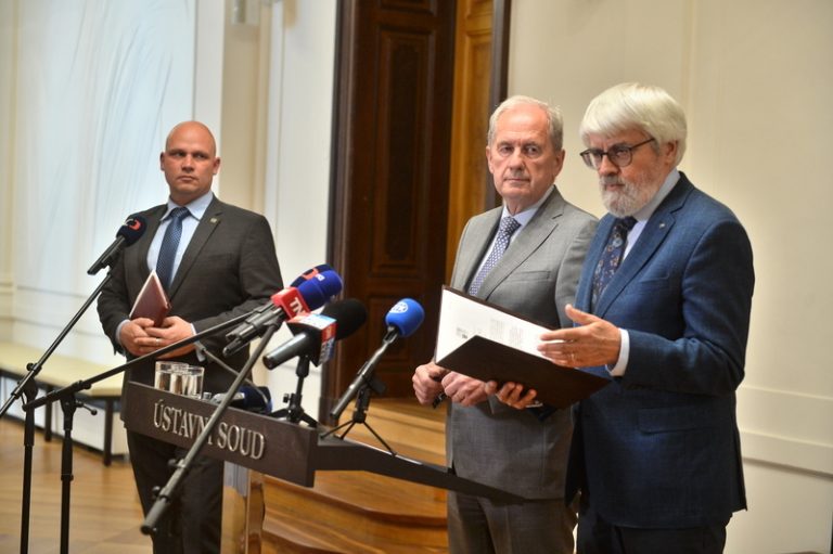 Babiš verdikt ÚS respektuje, Macinka ho označil za pokus o puč