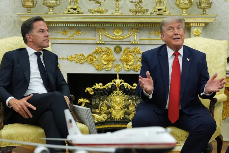 Zelenskyj si proti Rusku vede celkem dobře, řekl Trump