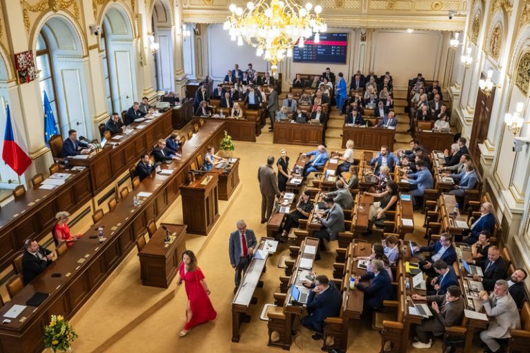 Vládní tábor znovu prosadil možnost nočního jednání Sněmovny