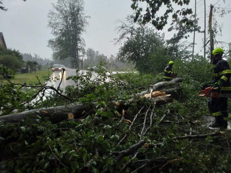 Hasiči na jihu Čech zasahovali kvůli bouřkám, voda zaplavila některé ulice v Jihlavě