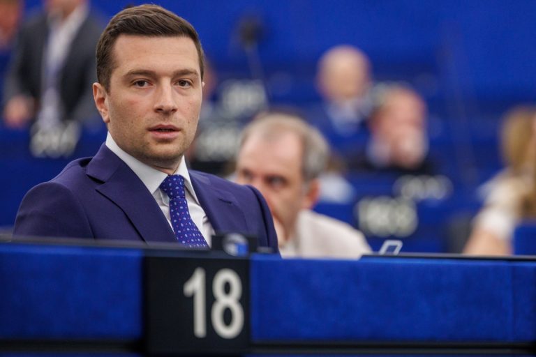 Bardella couvá od Kremlu: i krajní pravice ve Francii nazývá Rusko hrozbou