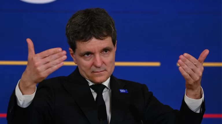 Rumunský prezident Dan: Moskva ať mění taktiku, ale nezastavuje útoky