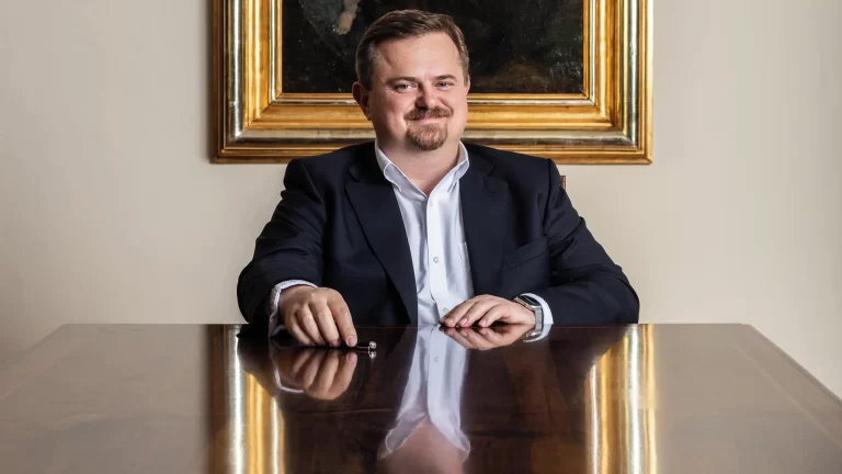 Jáhen z arcibiskupství znásilňoval. Teď ho prověřují kvůli obchodům s byty
