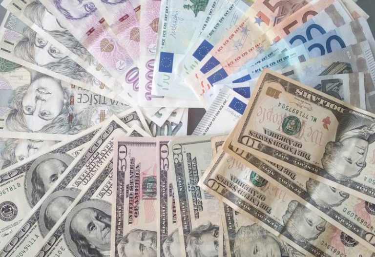 Koruna posílila k euru i dolaru, pražská burza vzrostla