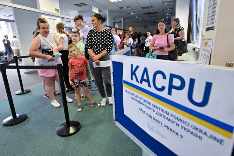 Státy EU o rok prodloužily dočasnou ochranu Ukrajincům, platí omezení pro muže