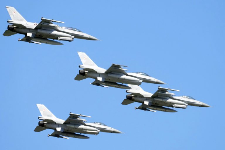 Stíhačka F-16 byla v noci vyslána proti objektu letícímu na východě Polska