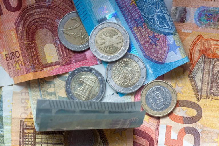 Česká měna v 1. pololetí oslabila, k dolaru o 3,4 procenta, k euru o 0,4 pct