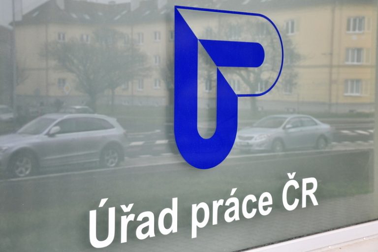 Pomoc lidem v bytové nouzi budou řešit i úřady práce, novelu podepsal Pavel