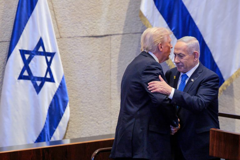 Trump uvedl, že Netanjahu při návštěvě USA nebude zatčen