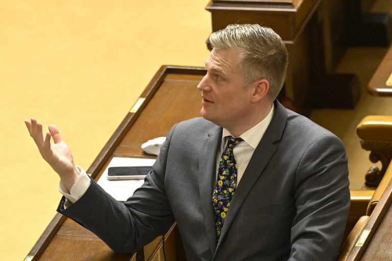 Turek nebude dočasně vládním zmocněncem, opozice žádá jeho rezignaci