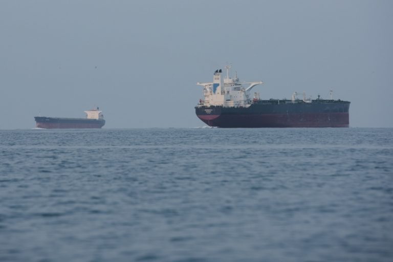 V Hormuzském průlivu podle íránských médií vybuchl tanker po střetu s minou